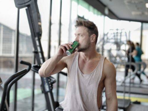 Korzyści zdrowotne płynące z napojów energetycznych dla sportowców